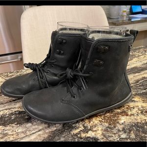 Vivo barefoot Gobi Hi Top black leather GUC